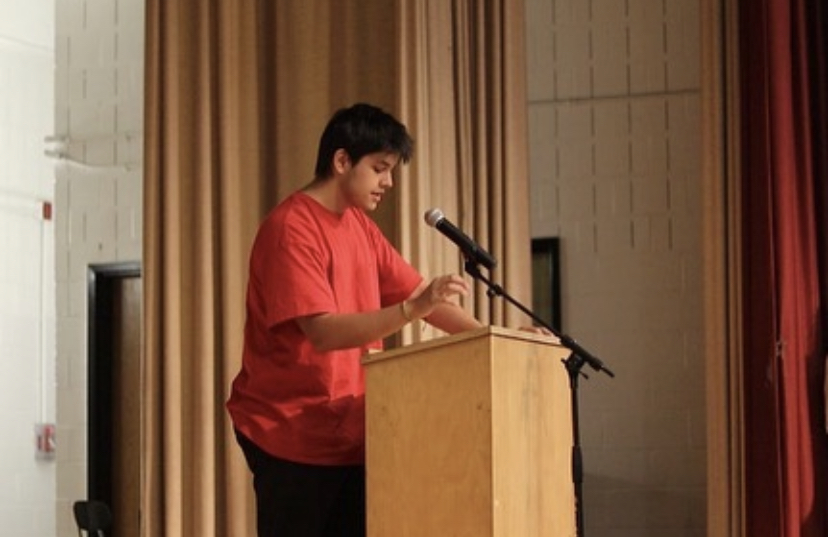 Tiago Neves gives his candidate speech to a sophomore crowd.