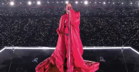 Rihanna sings her hit song Diamonds as her grand finale.