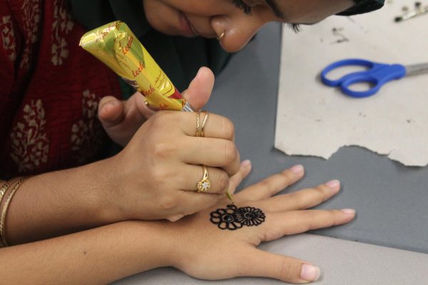 Muzaina Nushma applies henna in a floral design.